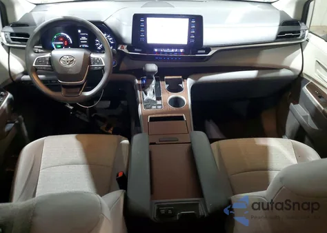 2021 Toyota Sienna Le z USA, uszkodzony, nr VIN 5TDKRKEC3MS050648